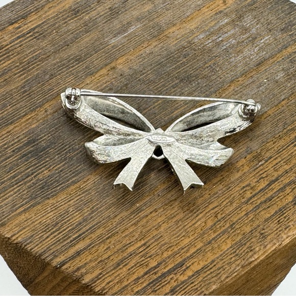 Avon antique style butterfly bow brooch Victorian revival faux marcasite signed - Picture 4 of 6